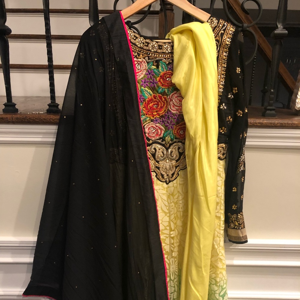 Indian outfit - Picture 2 of 3